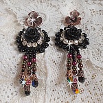 BO Midnight Daisy avec des cabochons Roses Noires en r&eacute;sine brod&eacute;s avec chatons, mini gouttes et rocailles. Les pendants sont avec des perles nacr&eacute;es en Verre, coupelles et gouttes en Cristal